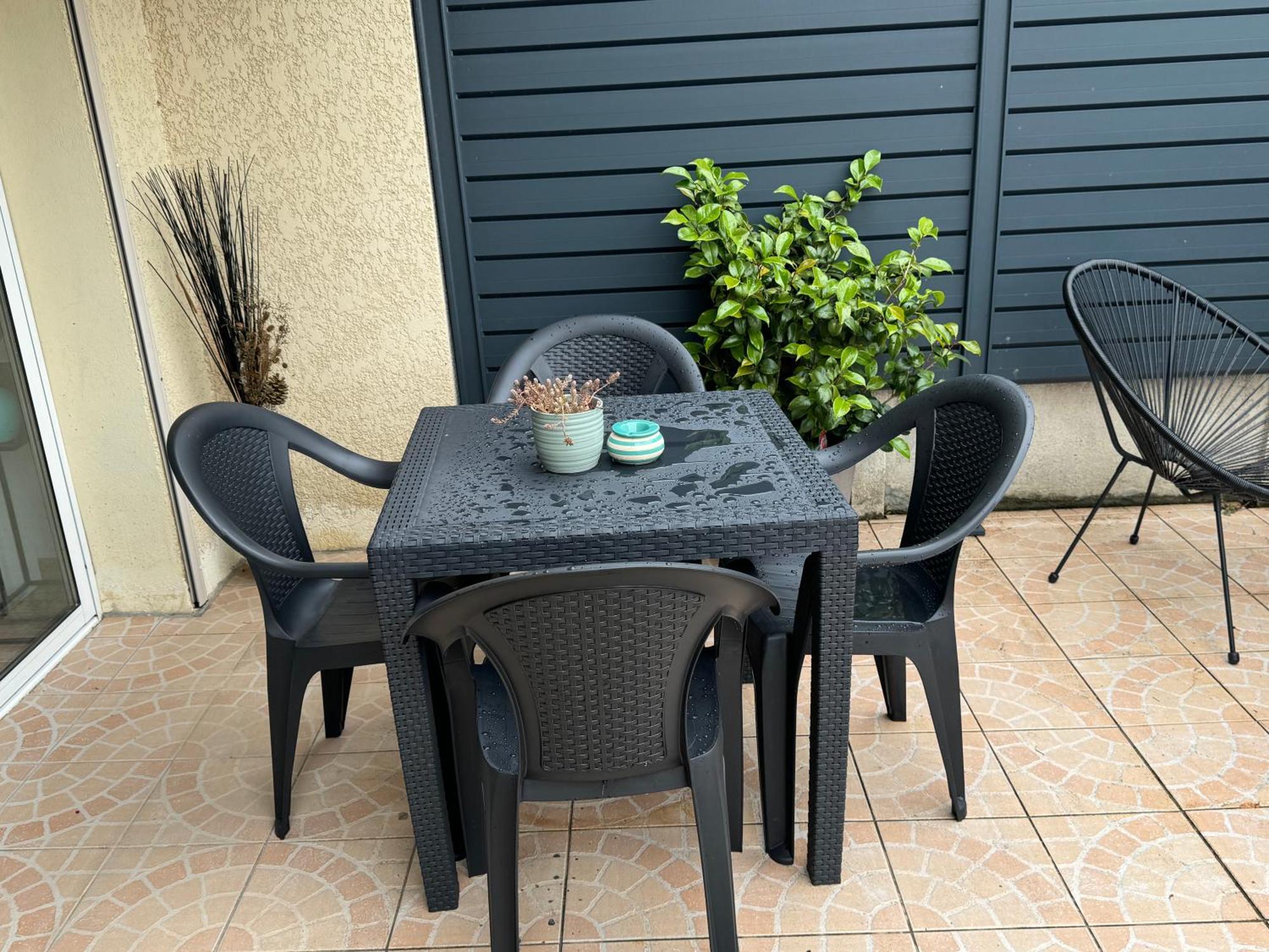 Au Calme Dans Maison En Rez De Jardin A 2,2 Kms Du Groupama Stadium Et Salle Ldlc Arena Meyzieu Extérieur photo